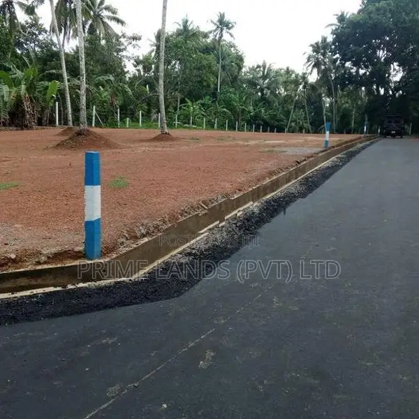 මිනුවන්ගොඩට ළග එයාපෝට් පාරෙන් බිම්කොටස්