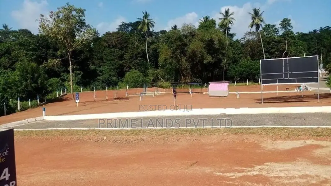 දෙවිනුවර කුඹුරකට මුහුණලා ඉඩමක්