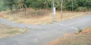 මාකාවිට වැවට මුහුණලා ඉඩමක්