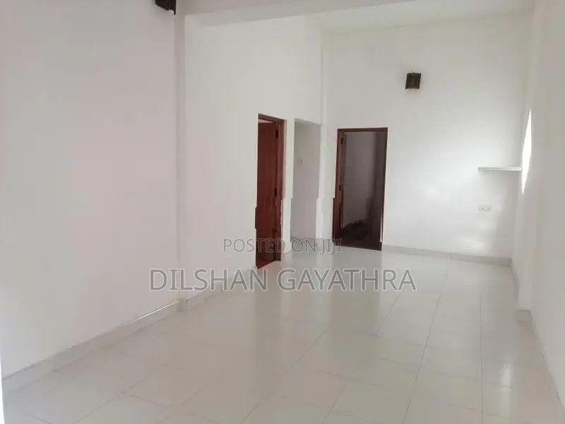 නවීන පන්නයේ නිවසක් බද්දට දීමට මහනුවර