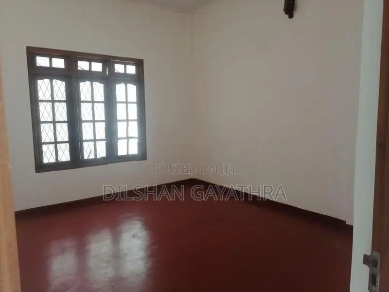 නවීන පන්නයේ නිවසක් බද්දට දීමට මහනුවර