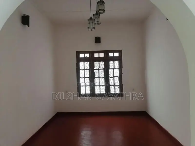 නවීන පන්නයේ නිවසක් බද්දට දීමට මහනුවර