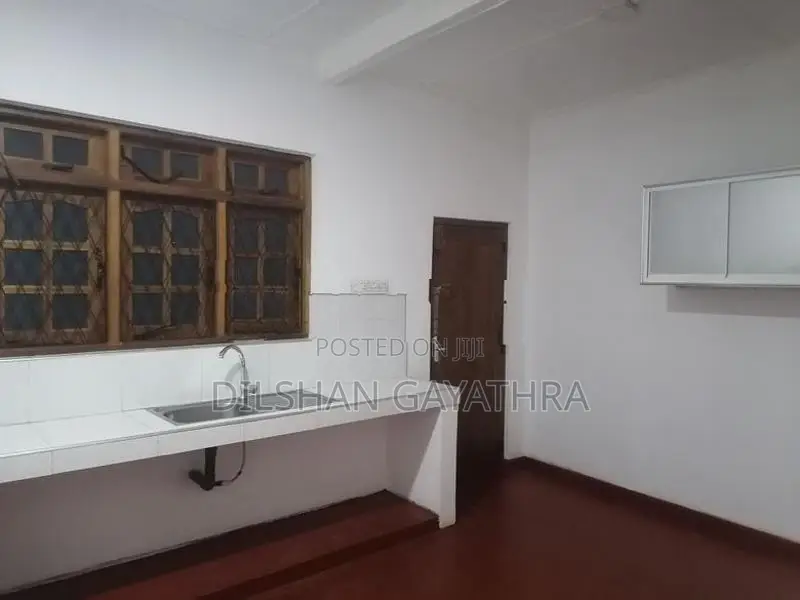 නවීන පන්නයේ නිවසක් බද්දට දීමට මහනුවර