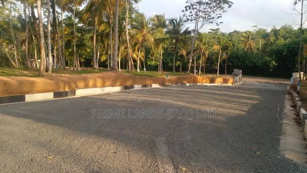 අහංගම පංචාලිය පාරට මුහුණලා බිම් කොටස්
