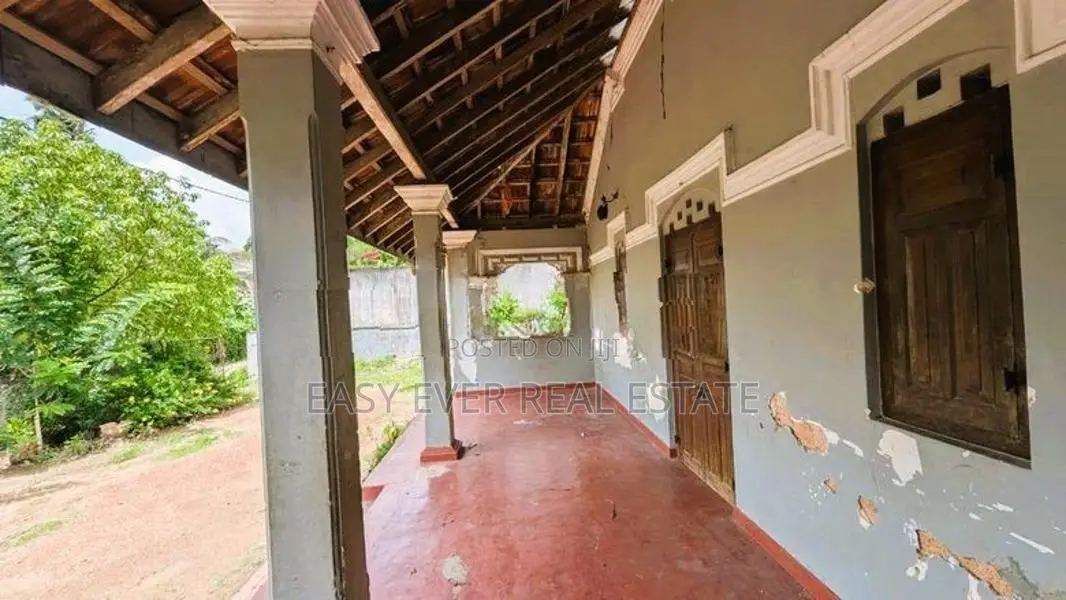 කඩවතෙන් වටිනා දේපළක් විකිණීමට!