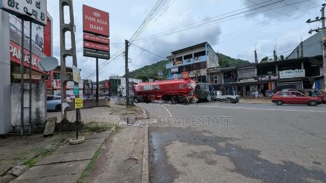 වරකපොල මීරිගම පාරෙන් වටිනා ඉඩමක්