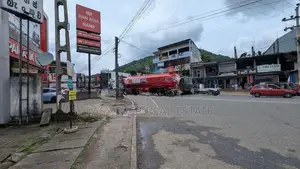වරකපොල මීරිගම පාරෙන් වටිනා ඉඩමක්