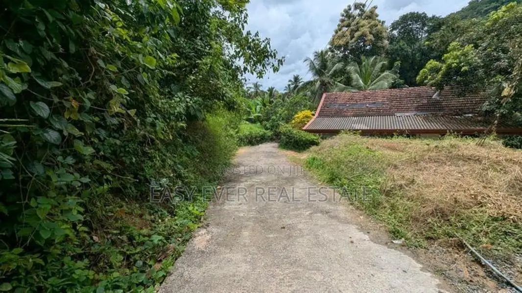 වරකපොල මීරිගම පාරෙන් වටිනා ඉඩමක්