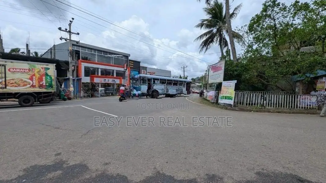 වරකපොල මීරිගම පාරෙන් වටිනා ඉඩමක්