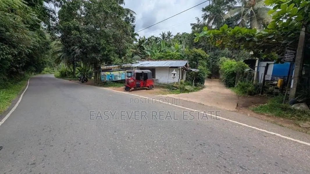 වරකපොල මීරිගම පාරෙන් වටිනා ඉඩමක්