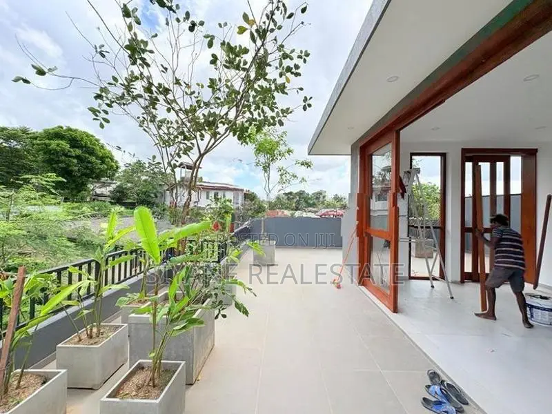 Luxury Brand New House for Sale in Thalawathugoda