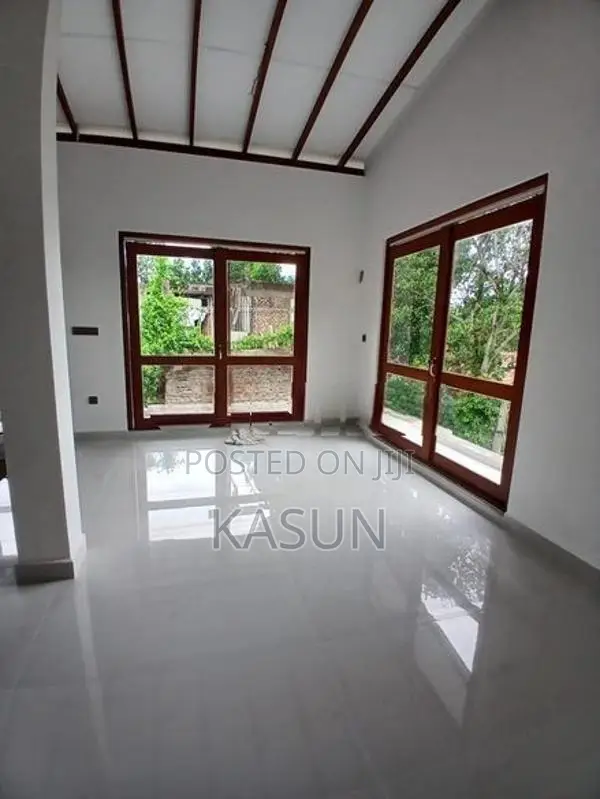 Room For Rent Near University Of Moratuwa ( Katubedda) Only Ladies