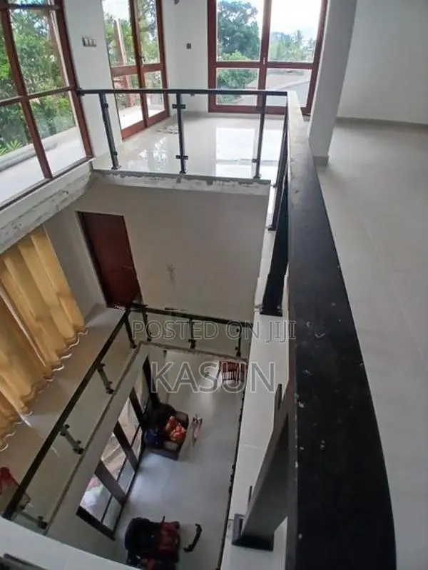 Room For Rent Near University Of Moratuwa ( Katubedda) Only Ladies