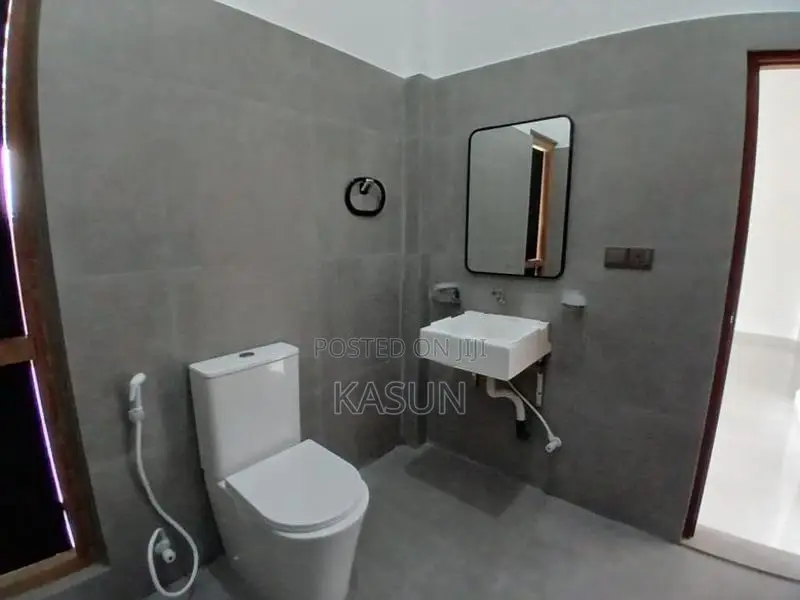 Room For Rent Near University Of Moratuwa ( Katubedda) Only Ladies