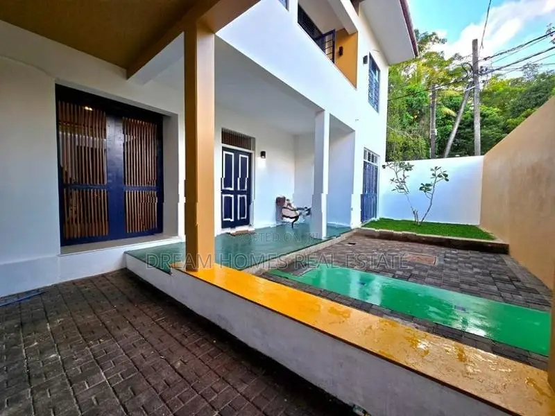 5 Bedroom Luxury House for Sale – Thalawathugoda