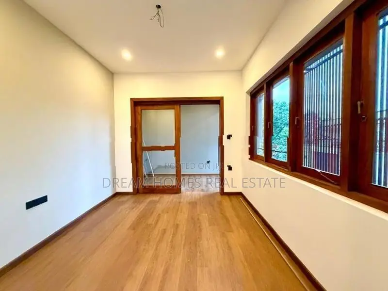 Luxury 4-Bedroom House for Sale – Thalawathugoda