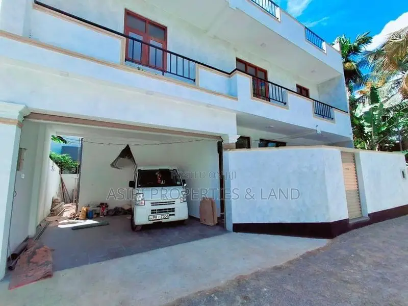 Brand new 4 Bedrooms House for sale in Piliyandala Madapatha Road