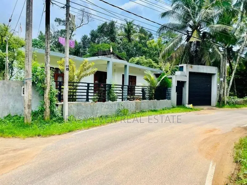 කඩුවෙල - නවගමුවෙන් කාපට් පාරට මුහුණලා නිවසක් විකිණීමට!