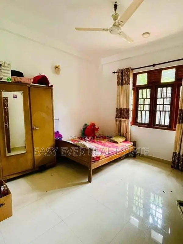 කඩුවෙල - නවගමුවෙන් කාපට් පාරට මුහුණලා නිවසක් විකිණීමට!