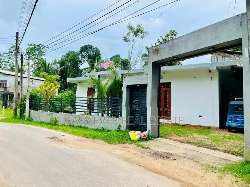 කඩුවෙල - නවගමුවෙන් කාපට් පාරට මුහුණලා නිවසක් විකිණීමට!