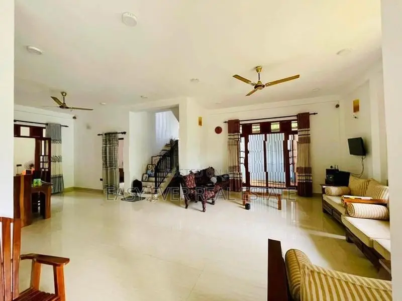 කඩුවෙල - නවගමුවෙන් කාපට් පාරට මුහුණලා නිවසක් විකිණීමට!