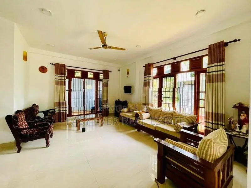 කඩුවෙල - නවගමුවෙන් කාපට් පාරට මුහුණලා නිවසක් විකිණීමට!