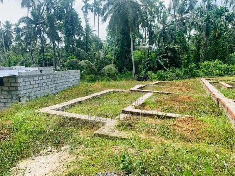 ගම්පහ - මිරිස්වත්ත වතුරුගමින් අගනා නේවාසික බිම් කොටසක් විකිණීමට