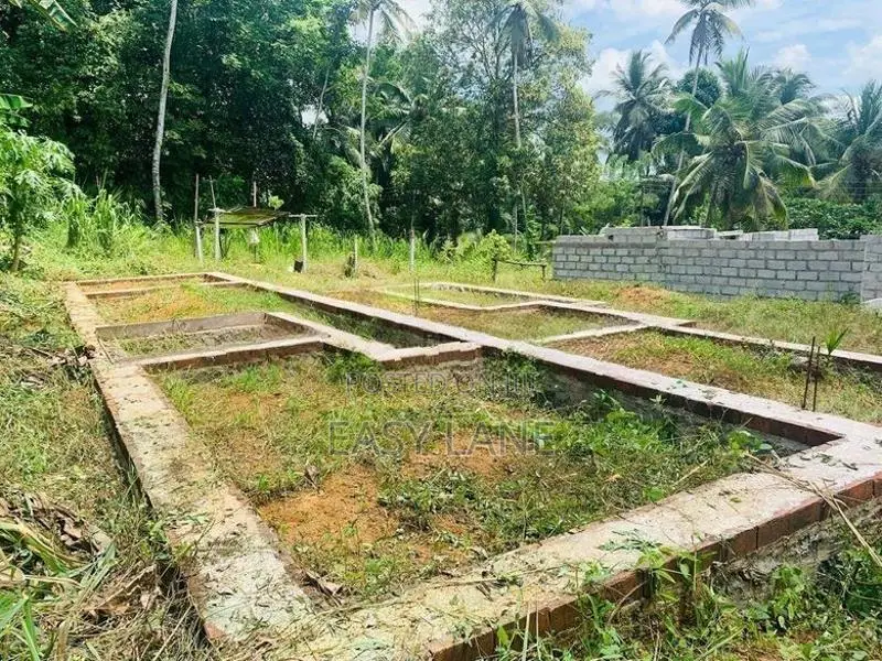 ගම්පහ - මිරිස්වත්ත වතුරුගමින් අගනා නේවාසික බිම් කොටසක් විකිණීමට