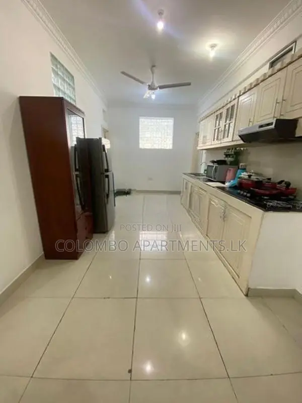 Colombo 05 3BHK Apartment for Short-Term Rental. (CSMP201)