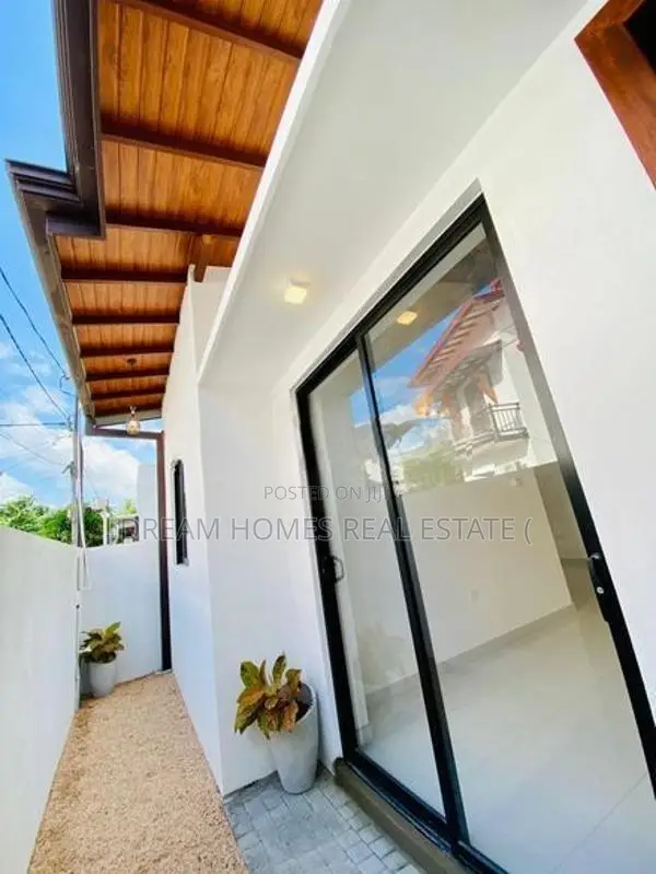Beautiful Modern House for Sale in Athurugiriya