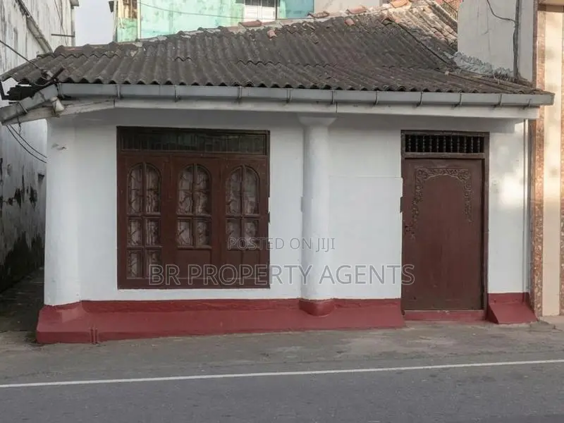 Single Story Commercial Property for Sale in Colombo 15