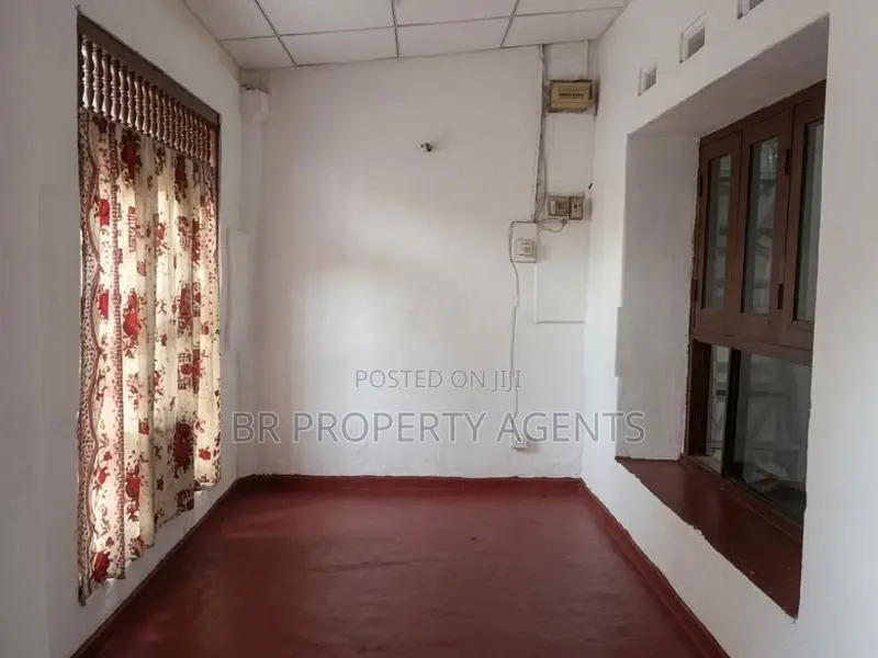 Single Story Commercial Property for Sale in Colombo 15