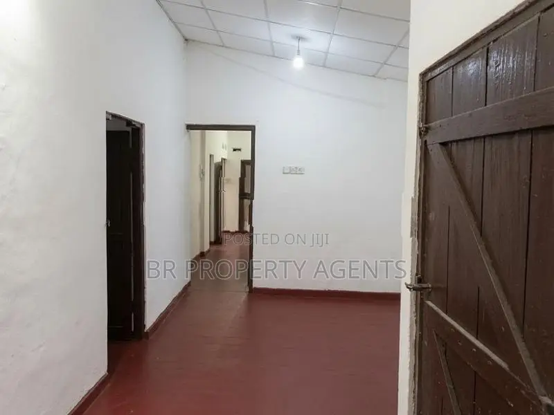 Single Story Commercial Property for Sale in Colombo 15
