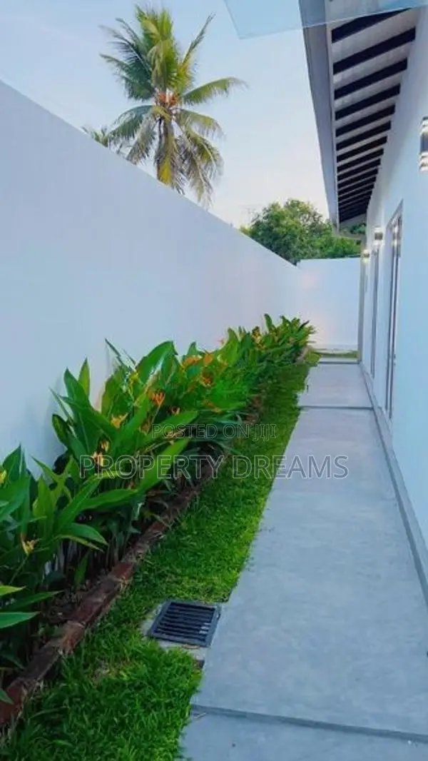 Stylish Well-Maintained House for Sale Athurugiriya