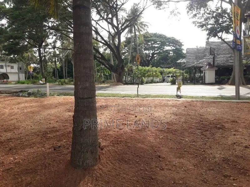 කුරුණෑගල අනුරාධපුර පාරට මුහුණලා ඉඩමක්