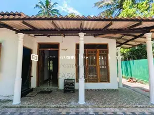 යක්කල නගරයෙන් නිවස සමඟ අඩක් නිමකල ඇනෙක්ස් එකක්