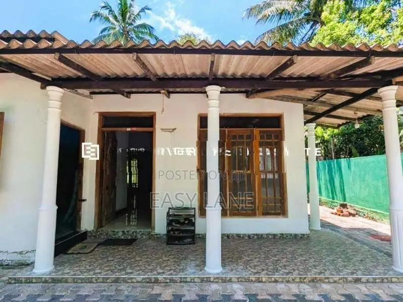 යක්කල නගරයෙන් නිවස සමඟ අඩක් නිමකල ඇනෙක්ස් එකක්
