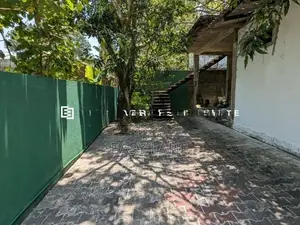 යක්කල නගරයෙන් නිවස සමඟ අඩක් නිමකල ඇනෙක්ස් එකක්