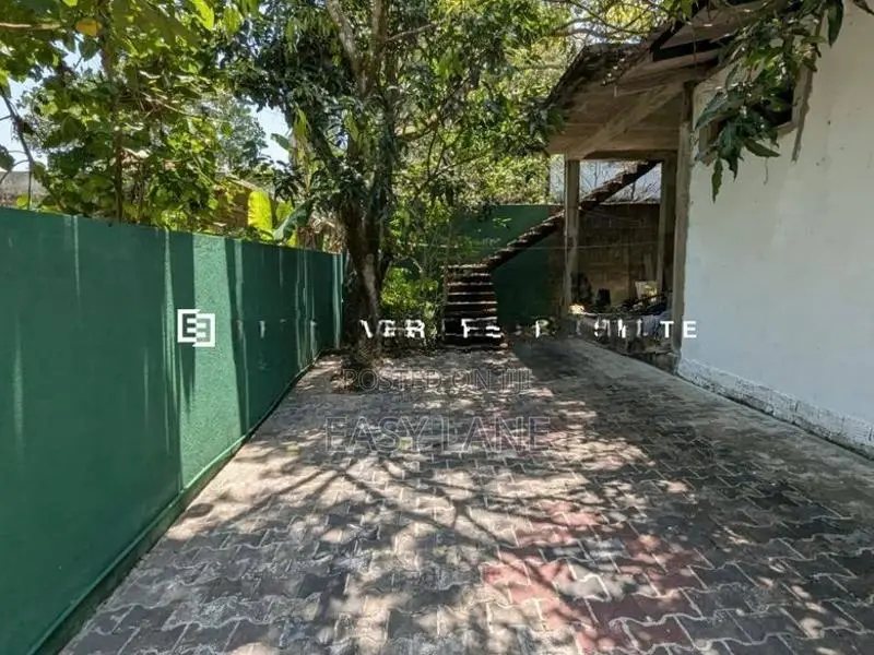 යක්කල නගරයෙන් නිවස සමඟ අඩක් නිමකල ඇනෙක්ස් එකක්