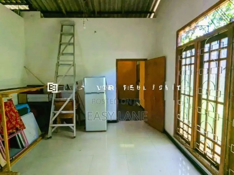 යක්කල නගරයෙන් නිවස සමඟ අඩක් නිමකල ඇනෙක්ස් එකක්
