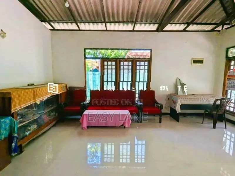 යක්කල නගරයෙන් නිවස සමඟ අඩක් නිමකල ඇනෙක්ස් එකක්