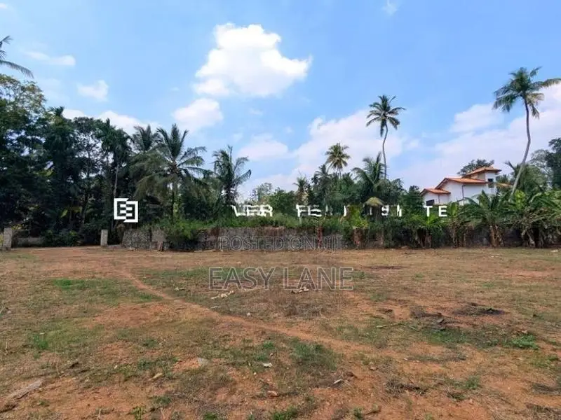 මීරිගම නගරයට ආසන්න විශාල ඉඩමක්!