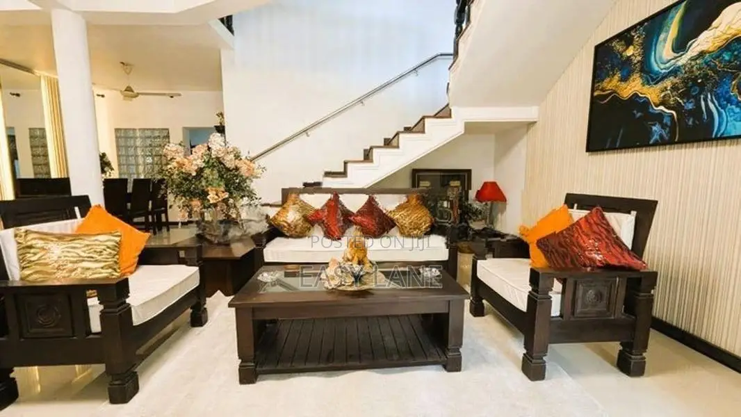 කඩුවෙල නගරයෙන් Luxury දෙමහල් නිවසක්