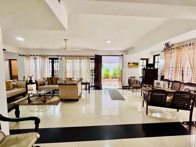 Spacious 5-Bedroom Luxury House – Pitakotte