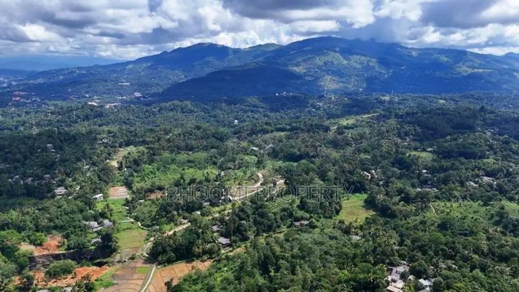 පේරාදෙනිය නගරයට සමීපවම ඉඩම් කැබලි කිහිපයක්