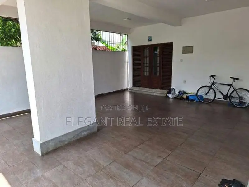 05 Bedroom Unfurnished 03 Storied House for Sale in Kotte (A5175)