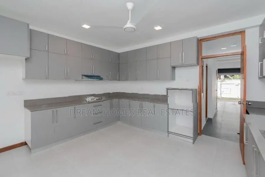Brand New Luxury 4-Bedroom House for Sale – Kandana