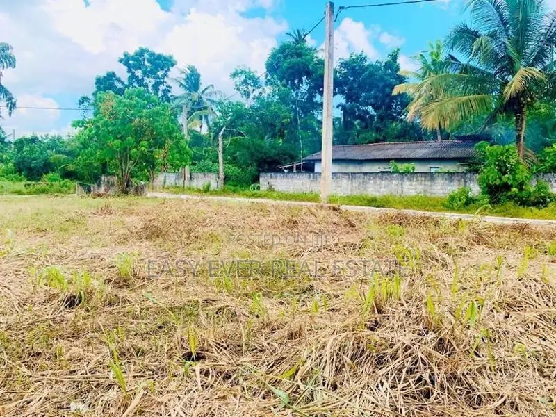 යක්කල ගල්තොටමුල්ල පාරෙන් වටිනා බිම් කොටස් විකිණීමට!