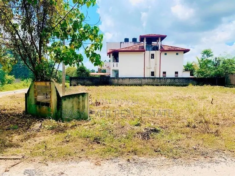 යක්කල ගල්තොටමුල්ල පාරෙන් වටිනා බිම් කොටස් විකිණීමට!