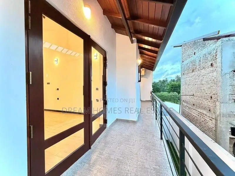 Architect-Designed Luxury House for Sale – Kalapaluwawa